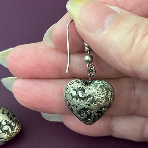 🆕Heirloom looking fat 3/4” hearts on hooks. Very elegant. NIB. - Picture 6 of 7